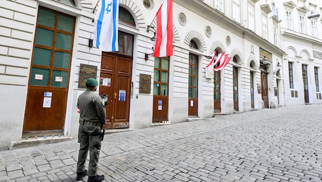 Jüdische Institutionen wie der Stadttempel in Wien stehen in Zeiten weltpolitischer Anspannungen besonders im Fokus. (Bild: APA/MAX SLOVENCIK)