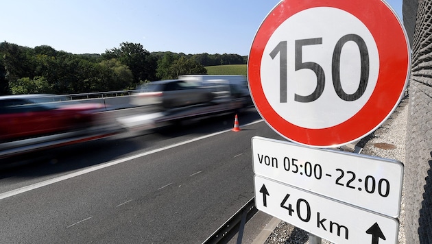 The Freedom Party is sticking to its demand for a speed limit of 150 km/h. (Bild: APA/picturedesk.com/Roland Schlager, Krone KREATIV)