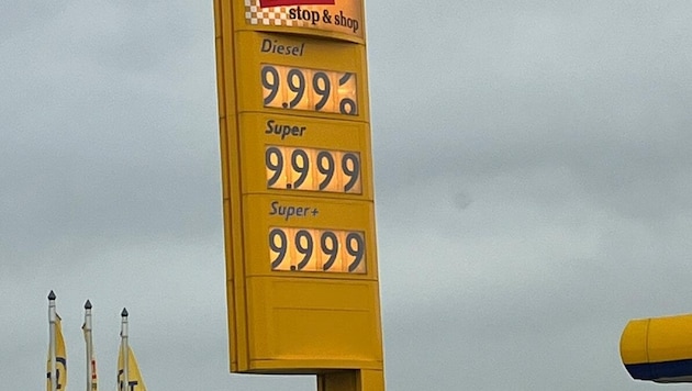 The displayed fuel price of 9.999 euros shocked passing drivers (Bild: Imre Antal)