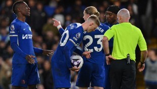 Cole Palmer, Nicolas Jackson und Noni Madueke zofften sich um die Ausführung eines Elfmeters gegen Everton. (Bild: APA/AFP/Glyn KIRK)