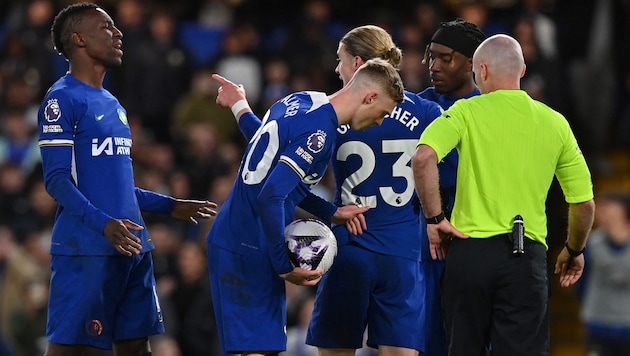 Cole Palmer, Nicolas Jackson and Noni Madueke clashed over the taking of a penalty against Everton. (Bild: APA/AFP/Glyn KIRK)