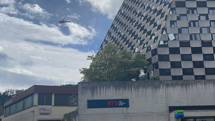 A rendőrség helikopterét is bevetették.