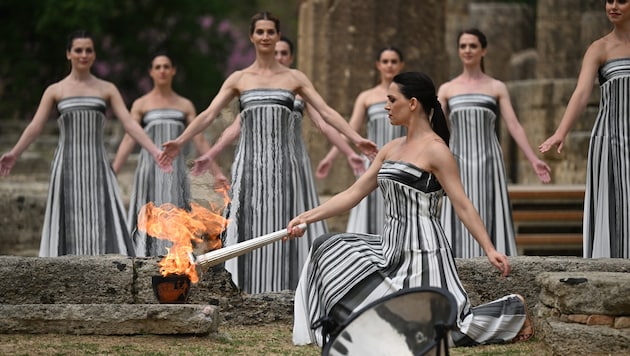 The "High Priestess" lit the torch. (Bild: APA/AFP/Aris MESSINIS)