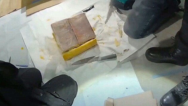 A kábítószer-nyomozók megdöbbentek, amikor közelebbről szemügyre vették a sajtszállítmányt. (Bild: Screenshot kameraOne)