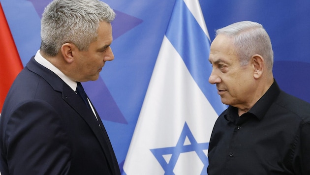Karl Nehammer osztrák szövetségi kancellár Benjamin Netanjahu izraeli miniszterelnökkel. (Bild: BUNDESKANZLERAMT/DRAGAN TATIC)