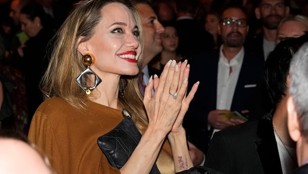 Angelina Jolie "The Outsiders" filminin galasında. (Bild: Charles Sykes/Invision/AP)