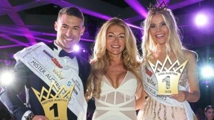 Die Kür von Miss und Mister Austria findet heuer im Rahmen der Vienna Fashion Week am 11. September statt. Auf diesem Bild feierte 2023 Mission-Austria-Chefin Kerstin Rigger (M.) mit den Siegern Alexander Höfler und Valentina Bleckenwegner. (Bild: Kristian Bissuti)