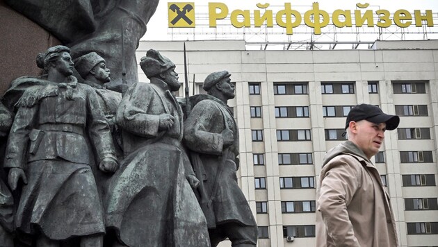 Az orosz Raiffeisen logója egy moszkvai épületen (Bild: APA/AFP/ALEXANDER NEMENOV)