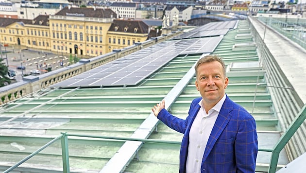 „Hausherr“ Christian Fischer zeigt die PV-Anlage am Dach des Naturhistorischen Museums. (Bild: Reinhard Holl)