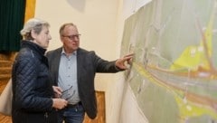 Die aktuellen Pläne zum Flachgautunnel wurden beim Infoabend genau studiert. (Bild: Tschepp Markus)