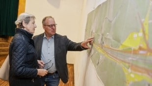 Die aktuellen Pläne zum Flachgautunnel wurden beim Infoabend genau studiert. (Bild: Tschepp Markus)