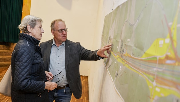 The current plans for the Flachgau tunnel were studied in detail at the information evening. (Bild: Tschepp Markus)