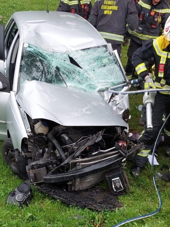 Die Feuerwehr musste die Frau aus ihrem Auto befreien.