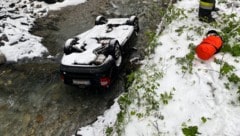 Das Fahrzeug landete auf dem Dach im Loiblbach. (Bild: zVg/ Krone KREATIV)