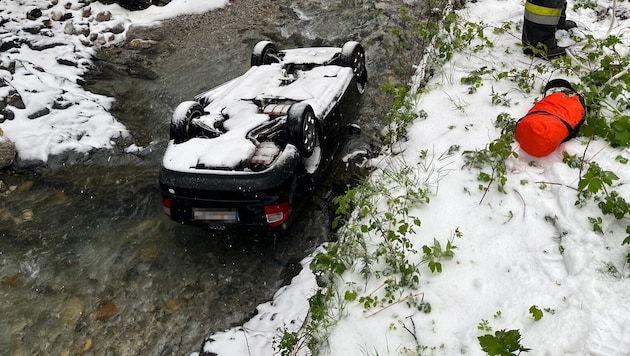 The vehicle landed on its roof in the Loiblbach. (Bild: zVg/ Krone KREATIV)