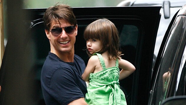 Tom Cruise a kis Surival a karjában, aki akkoriban a mindene volt. Április 18-án ünnepli 18. születésnapját. (Bild: www.VIENNAREPORT.at)
