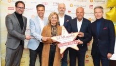 ORF-Unterhaltungschef Florian Ilich, Tourismuschef Didi Tunkel, Bürgermeisterin Bettina Zentgraf, ORF-Chef Werner Herics, Veranstalter Martin Remusch von ipmedia und Mörbisch-General Alfons Haider freuen sich schon. (Bild: Reinhard Judt)