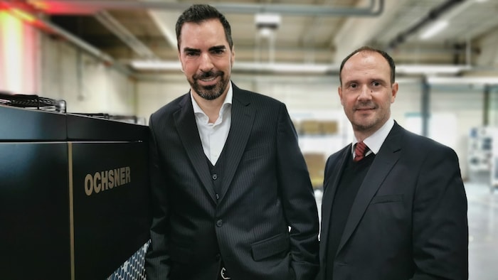 Kari Ochsner (l.) mit Geschäftsführer Marco Schäfer (r.).