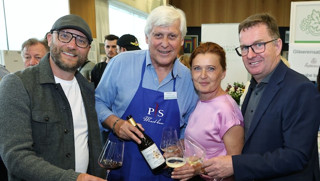 Winzer Horst Gager, Weinbotschafter Klaus Dorninger, Weinwunder-Organisatorin Rita Wakolbinger und Alfred Gallistl vom Pöstlingberg Schlössl (von links). (Bild: Andreas Maringer)