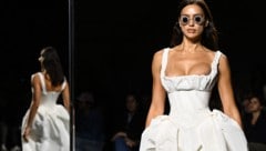 Irina Shayk am Laufsteg von Vivienne Westwood. (Bild: APA/AFP/Miguel MEDINA)