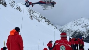 Lawinenunglück in St. Leonhard im Pitztal zu Weihnachten 2023: Das Opfer liegt immer noch unter den nach wie vor riesigen Schneemassen begraben. (Bild: ZOOM.TIROL)