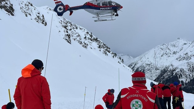 Avalanche accident in St. Leonhard in Pitztal at Christmas 2023: The victim is still buried under the still huge masses of snow. (Bild: ZOOM.TIROL)