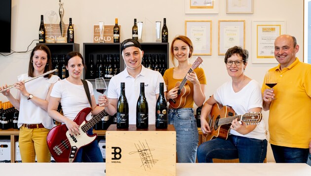 The Strobl winegrowing family, musical at heart! Only dad Lorenz (right) is out of line. Roman always has a song on his lips (Bild: Imre Antal)