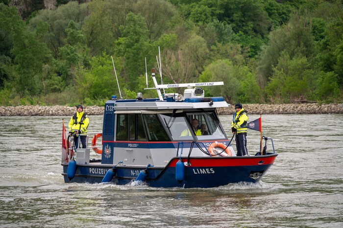 The ministers will take a boat trip.