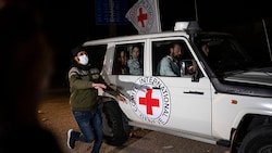 Freigelassene Hamas-Geiseln auf dem Weg Richtung Ägypten (Bild: AP)