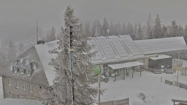 The mountain station of Graz's local mountain, the Schöckl, was also covered in snow on Tuesday. (Bild: Schöckl)