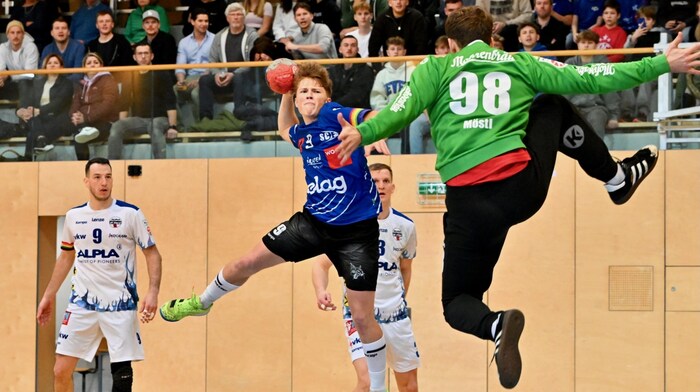 Für Nico Sager (li.) und Ferlach geht es im Viertelfinale gegen Hard.