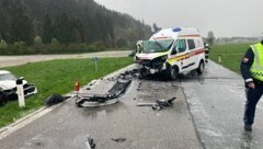 Im Kärntner Gailtal prallte ein Auto gegen einen Rettungswagen: Es gab vier Verletzte. (Bild: FF St. Daniel)