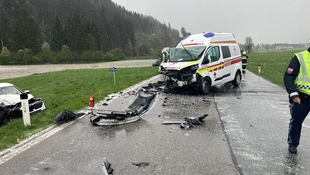 A karintiai Gailtal völgyében egy személygépkocsi mentőautóval ütközött: négy ember megsérült. (Bild: FF St. Daniel)
