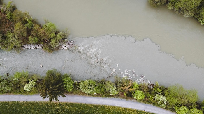 Das Sediment-Gestein verfärbt die Kapruner Ache schlammgrau.