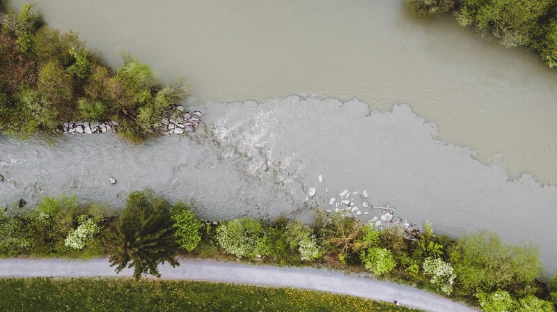 Das Sediment-Gestein verfärbt die Kapruner Ache schlammgrau. (Bild: EXPA/ JFK)