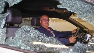 Die Vandalen zerstörten auch das Seitenfenster des Taxis von Reinhard Feichtner (Bild: Tschepp Markus)