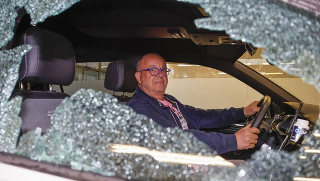 A vandálok Reinhard Feichtner taxijának oldalablakát is tönkretették (Bild: Tschepp Markus)