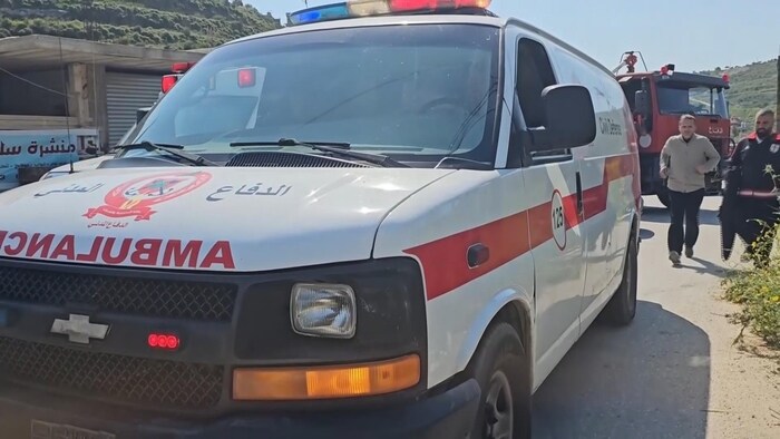 Einsatzkräfte am Ort des Einschlags im Süden des Libanon