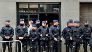 Die belgische Polizei hat Menschen stundenlang am Eintritt einer rechtsnationalen Konferenz gehindert. Auch Rednerinnen und Politiker mussten zunächst draußen bleiben. (Bild: AP)