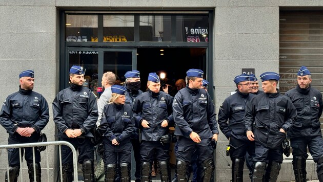 A belga rendőrség órákig akadályozta az embereket abban, hogy belépjenek egy jobboldali nacionalista konferenciára. A felszólalóknak és a politikusoknak is először kint kellett maradniuk. (Bild: AP)