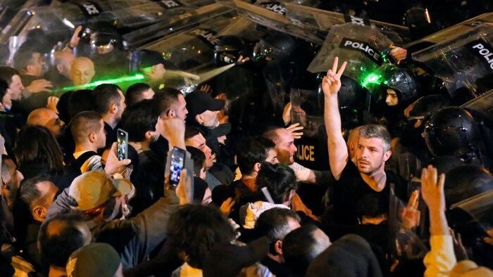Schwer gerüstete Polizisten standen den Demonstranten gegenüber.