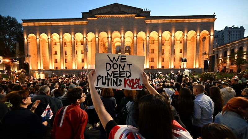 Demo vor dem georgischen Parlament: „Wir brauchen Putins Khuy-Gesetz nicht“ steht auf dem Plakat. „Khuy“ ist ein russisches Schimpfwort mit mehreren Übersetzungsmöglichkeiten. (Bild: APA/AFP/Vano SHLAMOV)