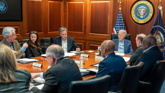 Joe Biden amerikai elnök körülötte tanácsadói, köztük biztonsági tanácsadója, Jake Sullivan. (Bild: Adam Schultz/The White House via AP)