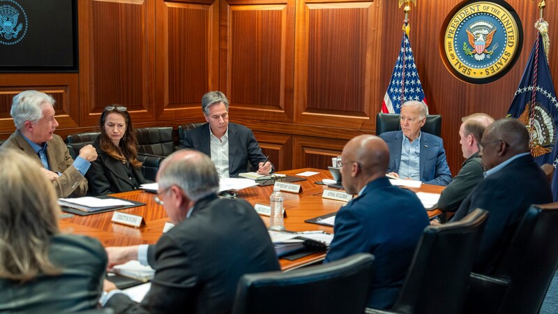 US-Präsident Joe Biden im Kreise seiner Berater (Bild: Adam Schultz/The White House via AP)