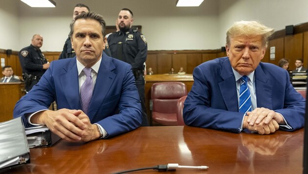 Donald Trump az ügyvédjével, Todd Blanche-csal (Bild: AFP)