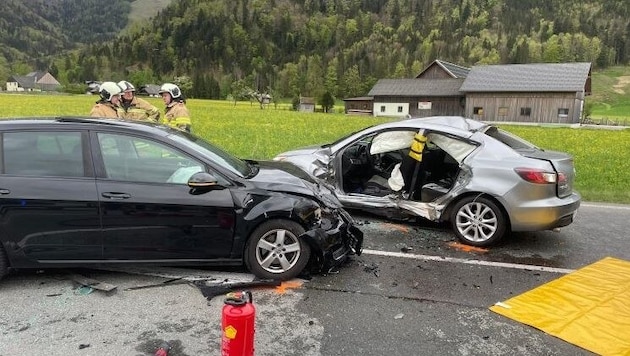 The two cars collided on the B158 (Bild: FF Strobl)