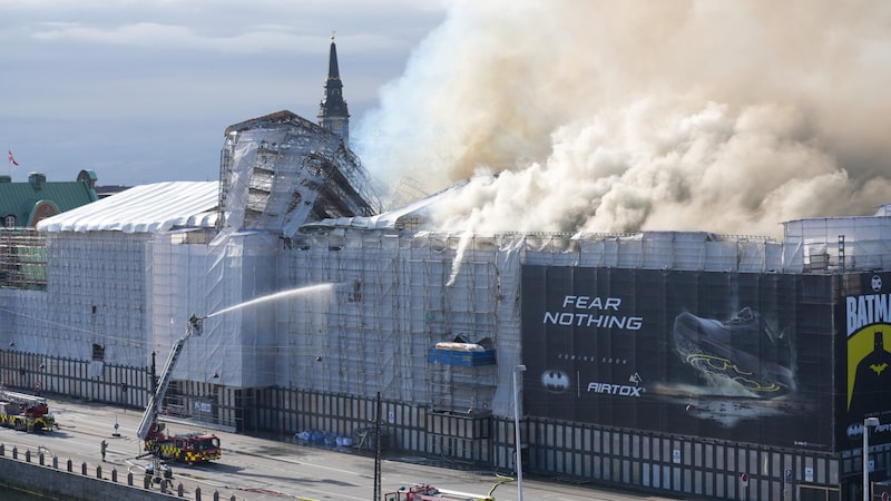 Am Dienstagnachmittag konnten Einsatzkräfte das Feuer unter Kontrolle bringen. (Bild: AFP)