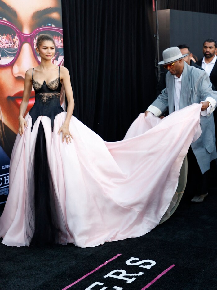 Zendaya brauchte mit ihrem Kleid immer wieder Hilfe.