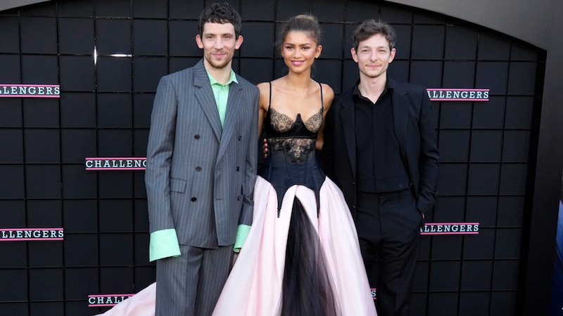 Zendaya mit ihren „Challengers“-Co-Stars Josh O‘Connor und Mike Faist (Bild: Chris Pizzello/Invision/AP)