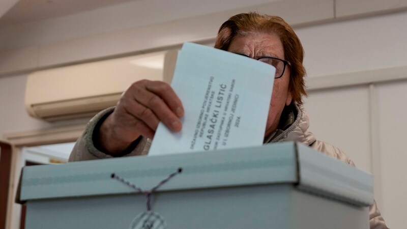 Eine Frau bei der Stimmabgabe in Kroatien (Bild: AP)